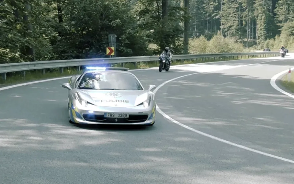 size3-17180237878953-124-video-policejni-ferrari-v-akci-na-cervenohorskem-sedle-motorkari-maskovali-spz-zavodnik-chtel-ujet-p