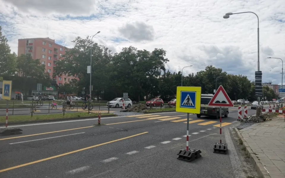 Bezpečnější pro pěší, náročnější pro řidiče. Dopravní tepna v Olomouci je zúžená kvůli přechodu pro chodce
