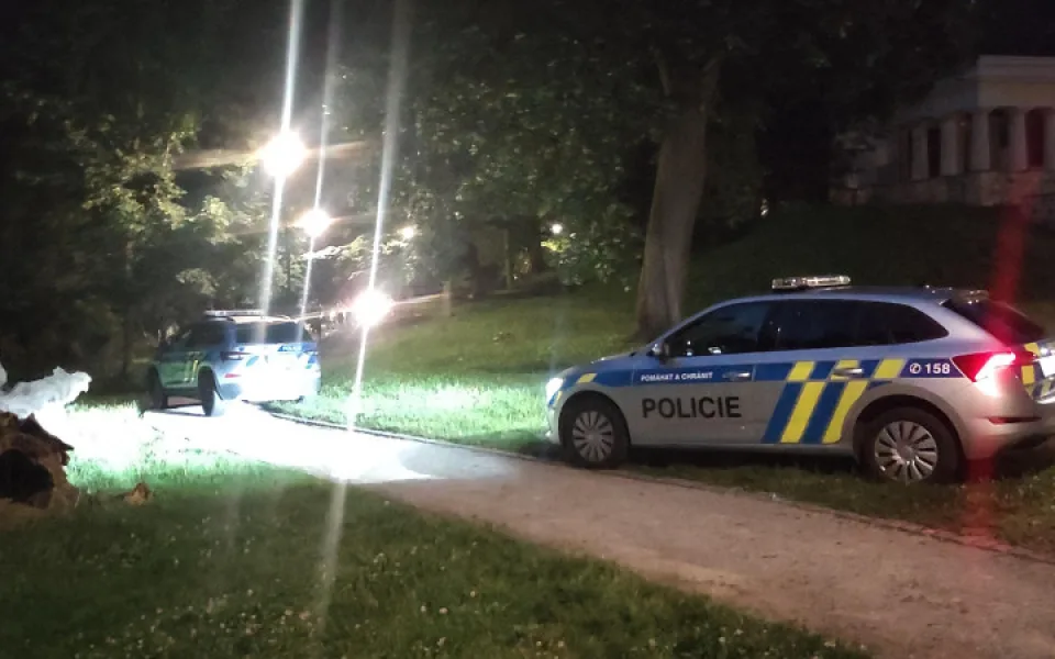 V parku v Olomouci bezdomovec pobodal kumpána. Policie ho okamžitě zatkla, hrozí mu dvanáct let