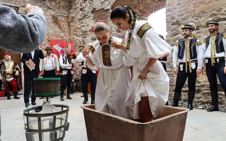 Za vínem do hradního komplexu. Helfštýn chystá na sobotu speciální program s hudbou i tancem