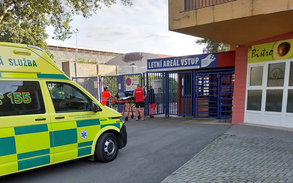 V areálu olomouckého plaveckého stadionu unikla chemikálie, pět lidí muselo do nemocnice