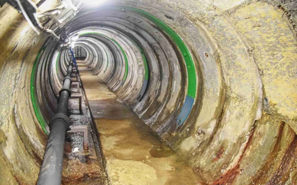 VIDEO: Podzemí pod Fakultní nemocnicí skrývá kilometr kolektorových chodeb. Projít se musí každý den