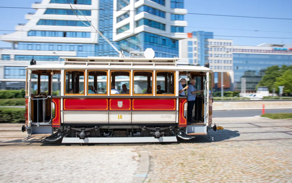Ze zarostlé zahrady zpět do ulic. Olomoucí projela unikátní historická tramvaj