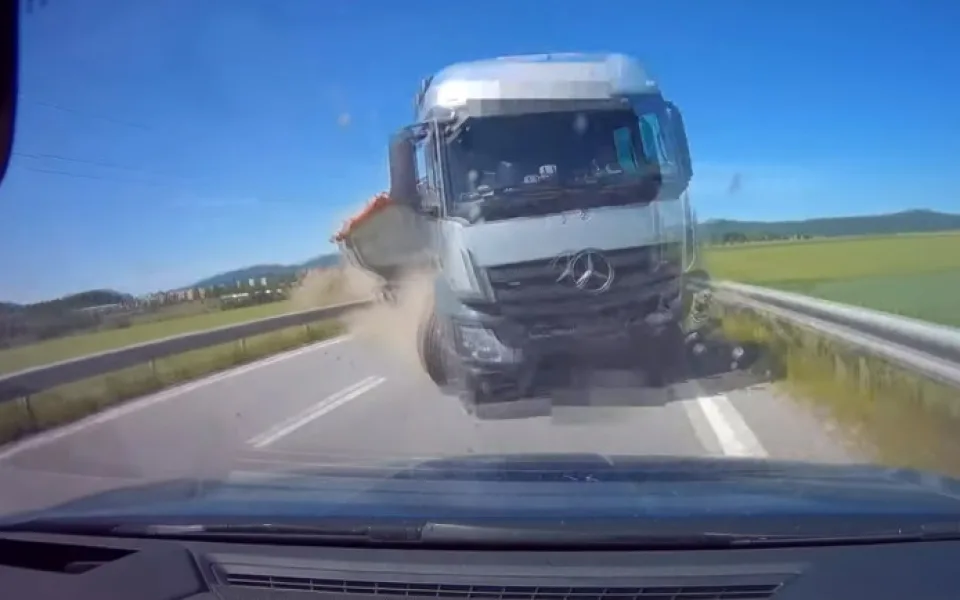 size3-size3-16881094611253-207-video-policie-zverejnila-desivou-nehodu-na-vine-byla-unava-ridice-kamionu