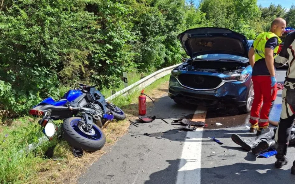 Těžká nehoda sedmadvacetiletého motorkáře v Lipině, záchranáři ho museli dvakrát oživovat