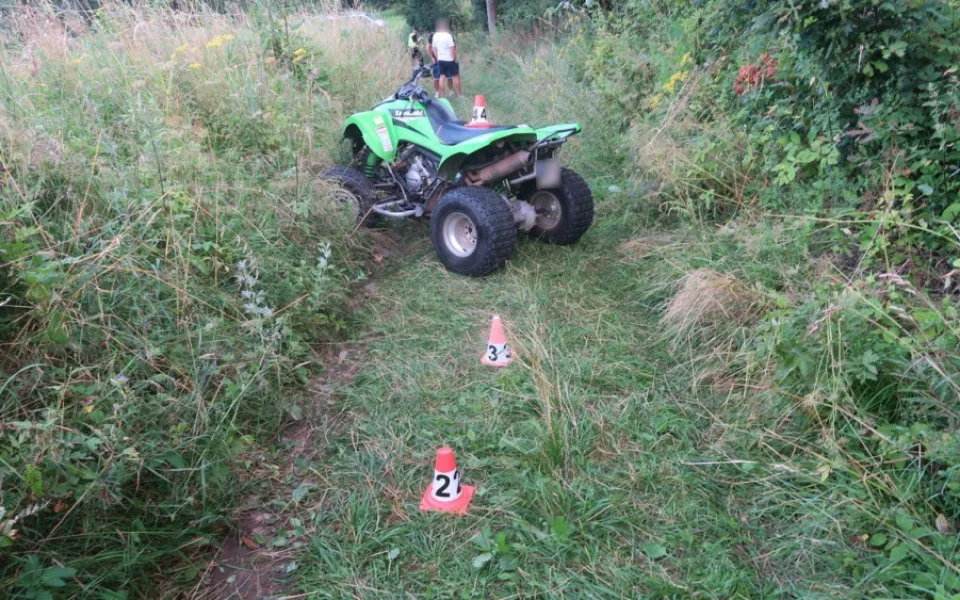 Bez přilby. U Hranic dívka havaroval na motorce, letěl pro ni vrtulník. Na Šumpersku žena převrátila čtyřkolku