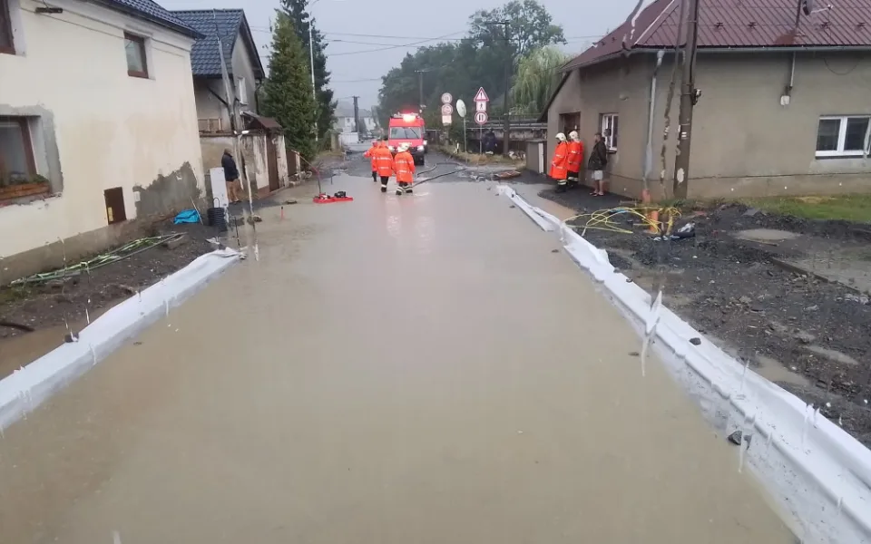 Bouřky a silné deště zaměstnávají hasiče na Olomoucku a Litovelsku. Čerpají vodu a odstraňují stromy