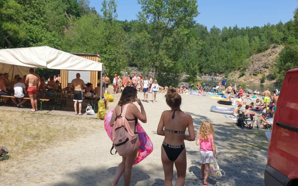 Klidný lom ve Výklekách se proměnil v divoké a hlučné místo. Lidé si stěžují, obec je nešťastná
