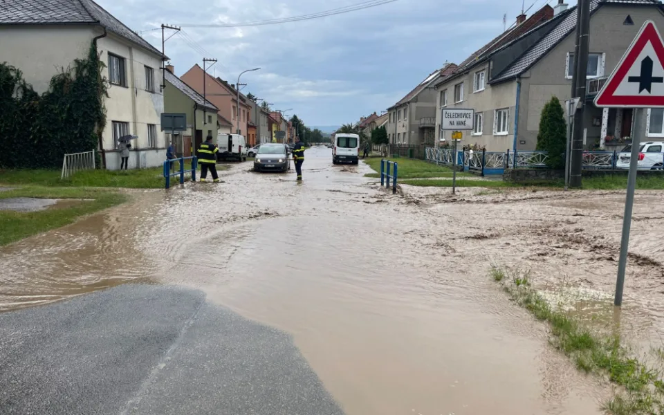 Krajem se přehnaly silné bouřky. Na Olomoucku a Prostějovsku hasiči čerpají vodu a odstraňují stromy