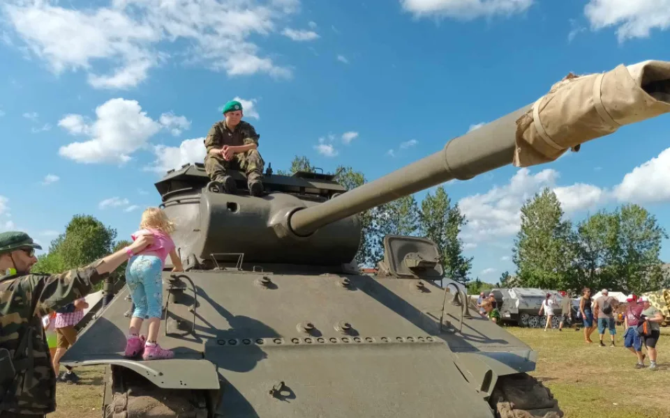 FOTOGALERIE: Tanky, transportéry, vojenská technika. Na louce u Drahan sledovaly bojové ukázky tisíce lidí