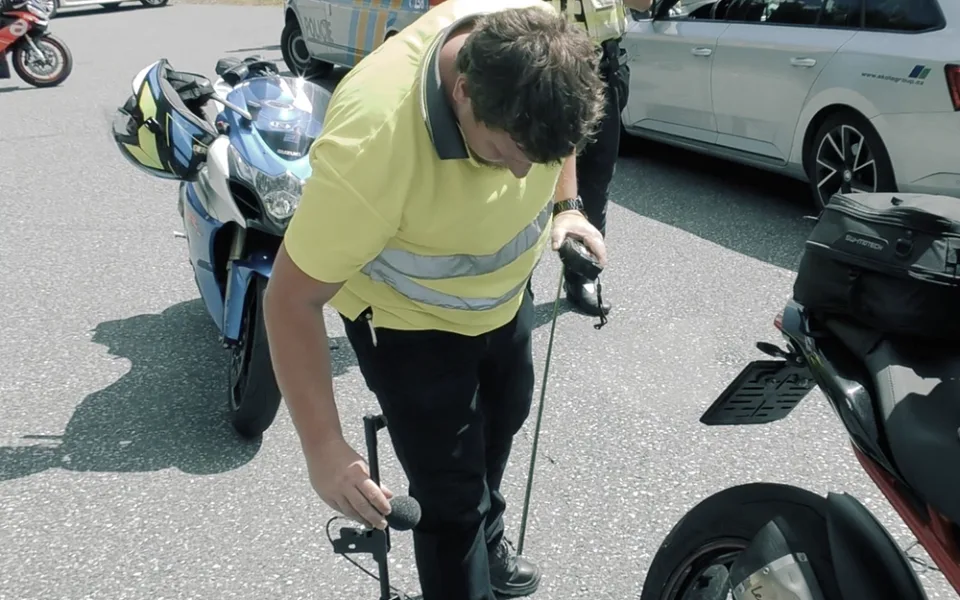 Motorky na Červenohorském sedle nově proklepl i hlukoměr. Místní trápí celodenní rámus