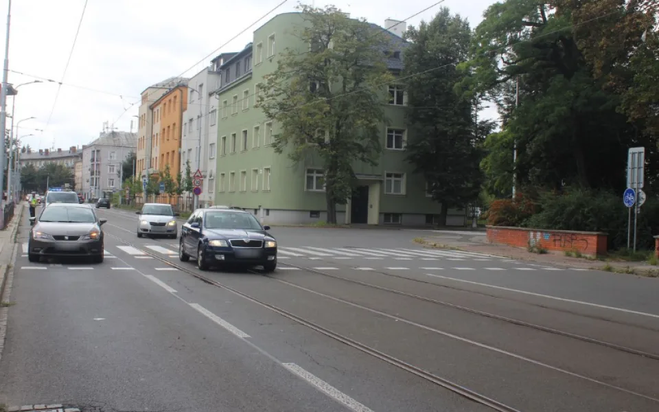 Policie hledá svědky nehody, při které auto v Olomouci zachytilo a zranilo jednasedmdesátiletého cyklistu