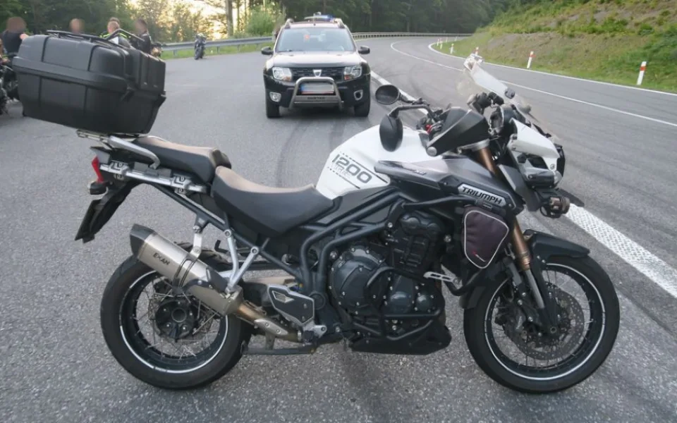 Opakované kontroly nepomáhají. V serpentinách na Červenohorském sedle opět havaroval motorkář