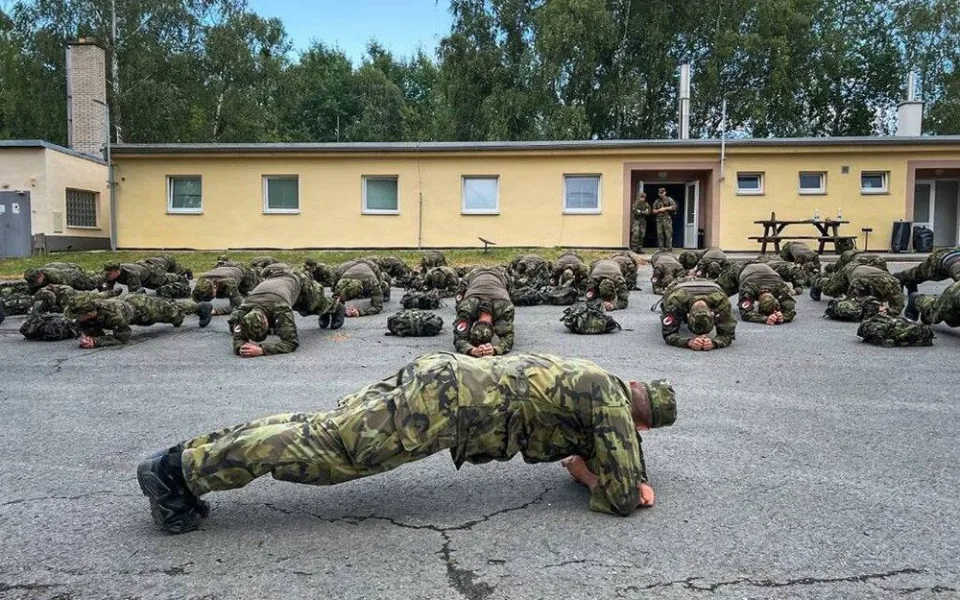 Úspěšná letní brigáda v maskáčích. Dobrovolný armádní výcvik zvládlo na Libavé všech 41 středoškoláků