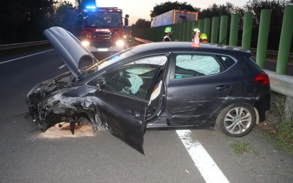 Se třemi promile nezvládl jízdu na dálnici u Litovle. Auto vletělo do svodidel a roztočilo se