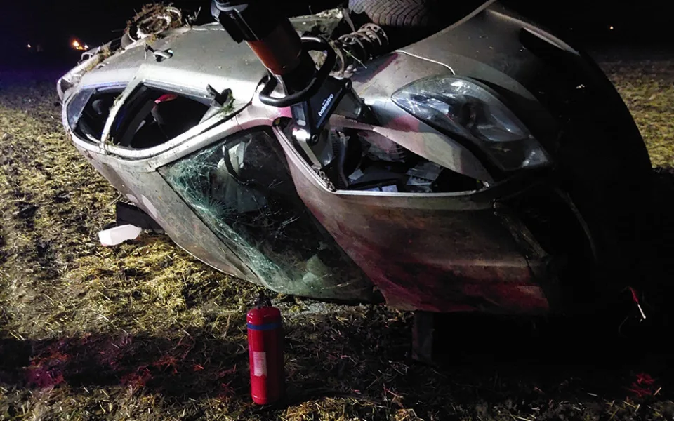 Na Přerovsku v noci havarovalo auto. Zaklíněného řidiče vyprostili hasiči s novou bateriovou technikou