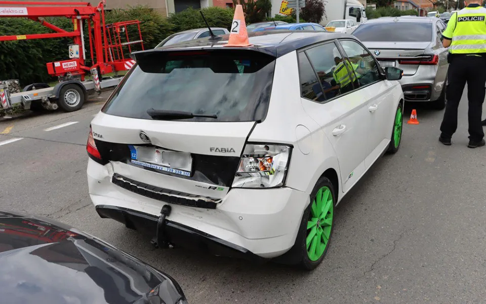 Řidič v Olomouci pozoroval policisty u krajnice a boural. Odhad škody dosahuje 300 tisíc korun