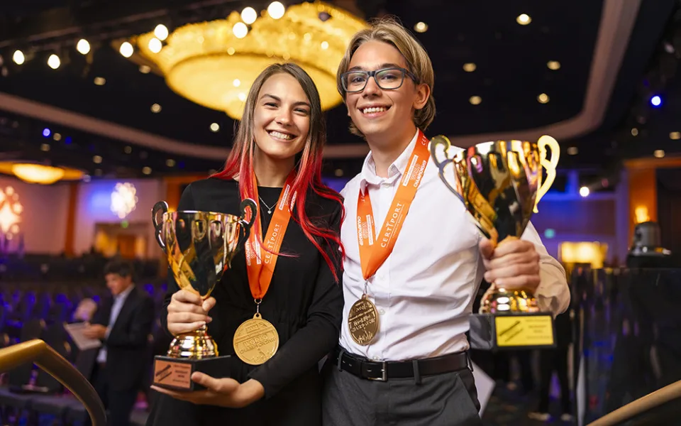 Lucie a Daniel ze šumperské průmyslovky ovládli světový IT šampionát v Kalifornii