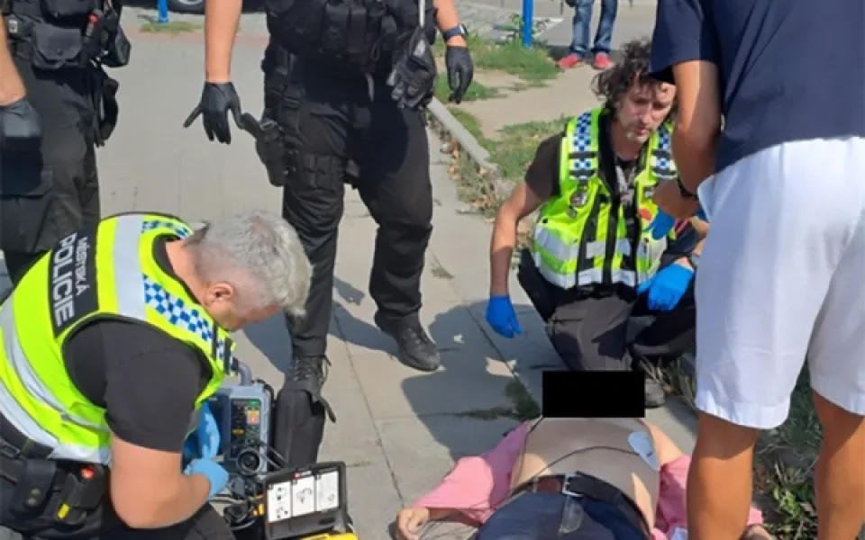 Starší muž se za chůze zhroutil u přerovského nádraží. Strážníci mu zachránili život