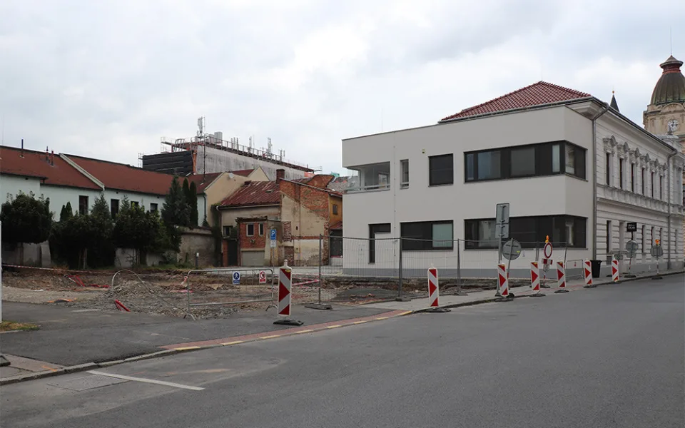 Stavba na parkovišti v Bratrské ulici byla pozastavena, místo prověří archeologové