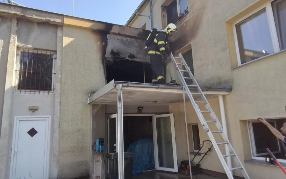 Hasiči zasahovali u požáru bytu v Moravské Huzové. Čtyři lidé jsou zranění
