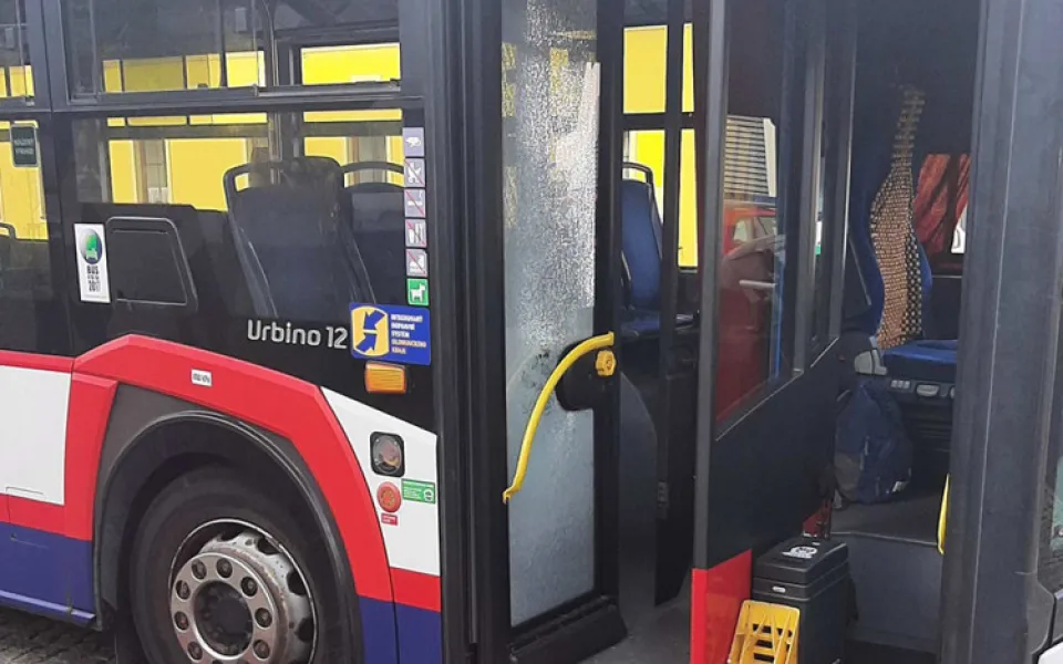 V autobuse odmítal nasadit psovi náhubek, po vyloučení z přepravy prokopl skleněné dveře