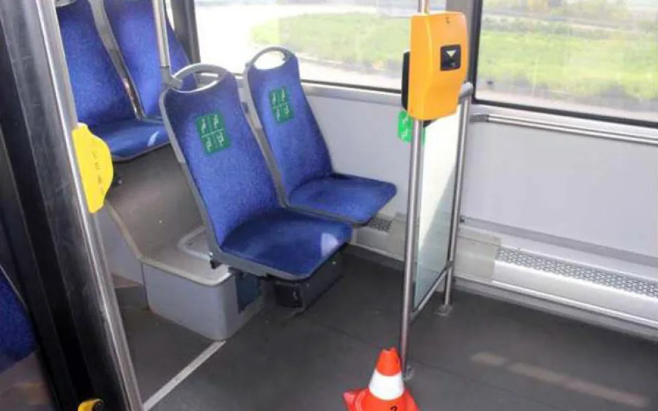 Žena se v Olomouci zranila při pádu v autobuse. Policie žádá o pomoc svědky