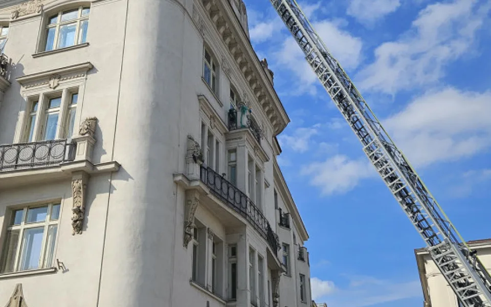 V centru Prostějova spadl z domu kus sochy. Popraskané zdobné prvky nyní jistí ochranná síť