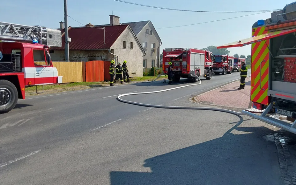 Na Uničovsku plameny pohltily přízemí domu a popálily muže. Policie pracuje i s verzí úmyslného činu