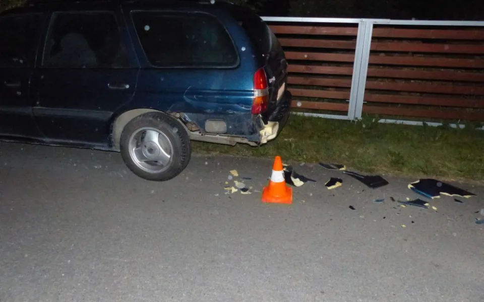 Řidič se třemi promile a pervitinem ve Zlatých Horách naboural zaparkované auto. Od nehody se snažil ujet