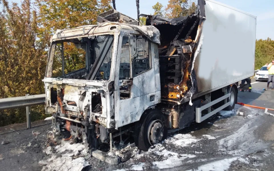 Na dálnici u Brodku u Prostějova hořel kamion. Doprava bude omezená až do večera