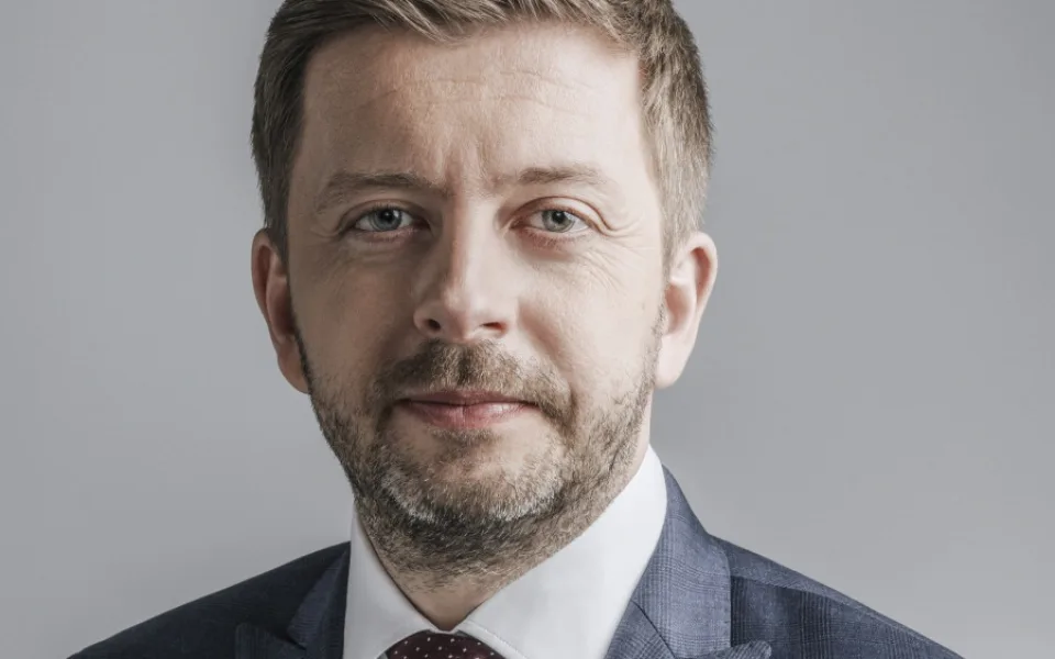 Rakušan se zastal ženy z Prostějova, která jde za kritiku vlády ke komisi. Na sítích opěvuje i okupaci z roku 1968