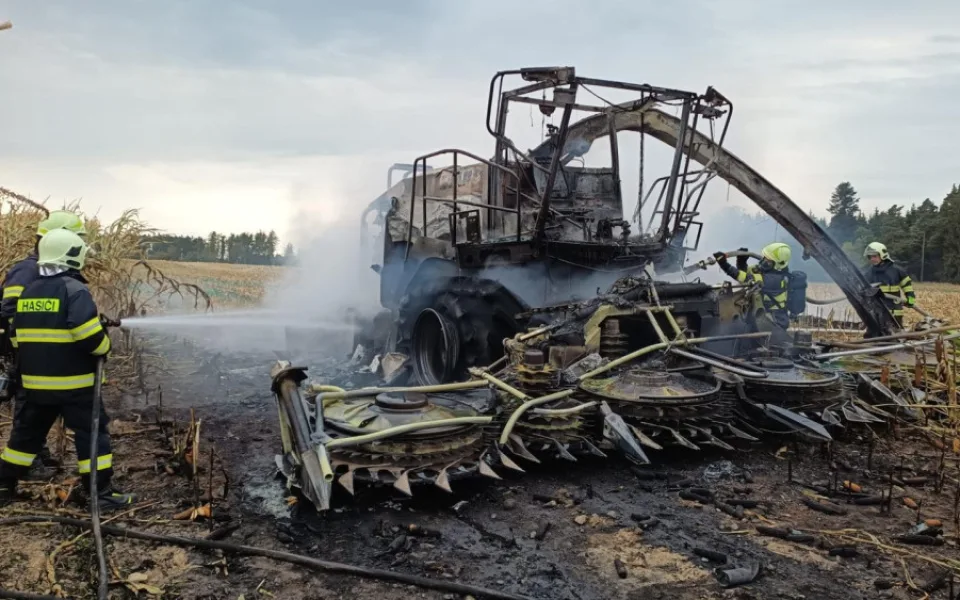 Na poli na Prostějovsku hořel kombajn na kukuřici a okolní pole. Škoda bud nejméně pět milionů