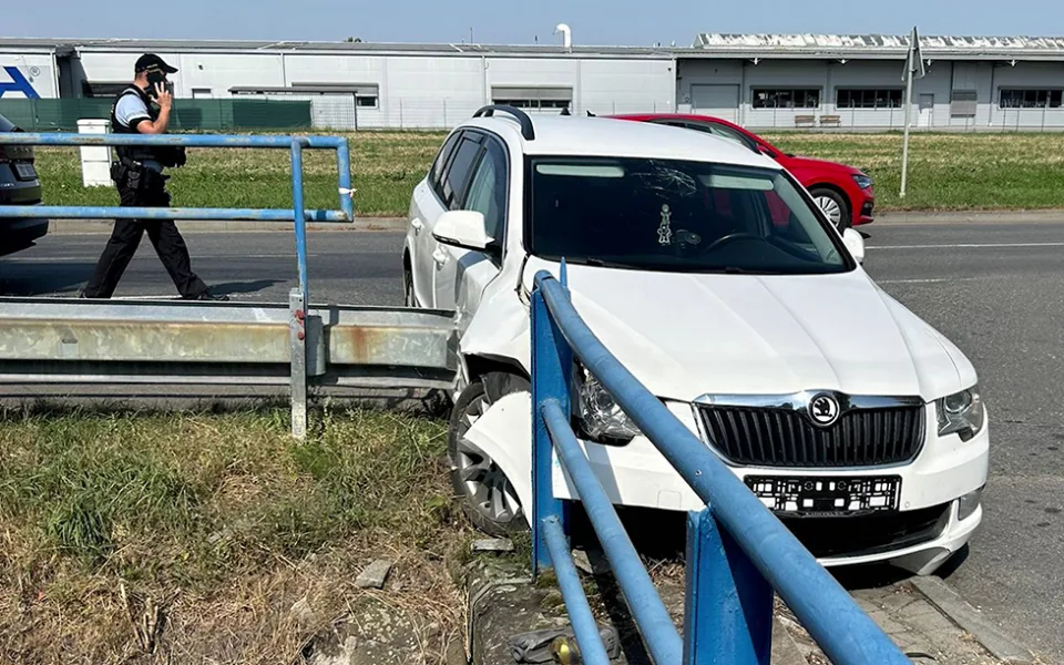 Pronásledování skončilo nárazem auta s poškozenými pneumatikami do zábradlí mostu