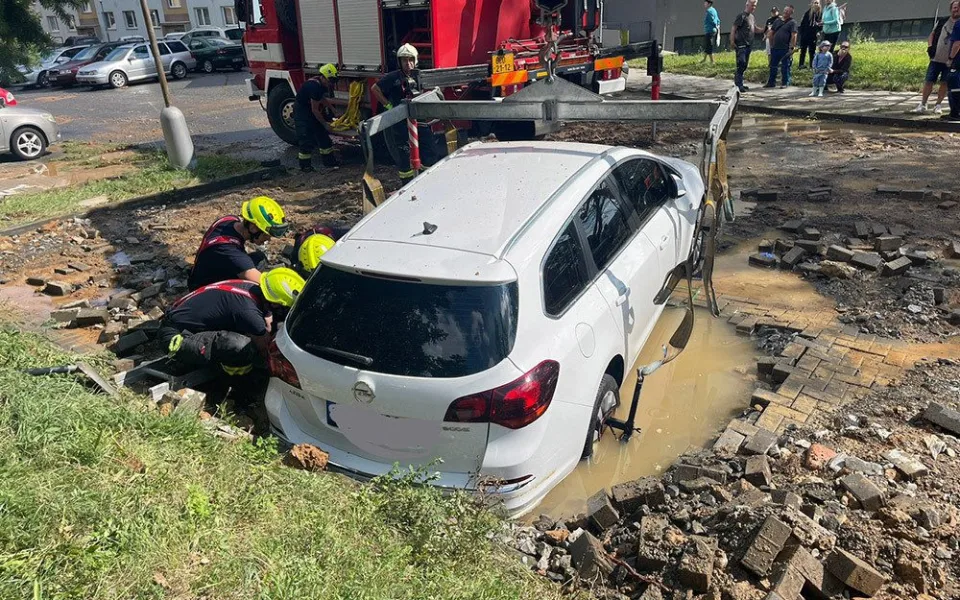 3 - Záplava na kopci. U olomouckého vodojemu prasklo potrubí, havárie se dotkne sídliště i nemocnice