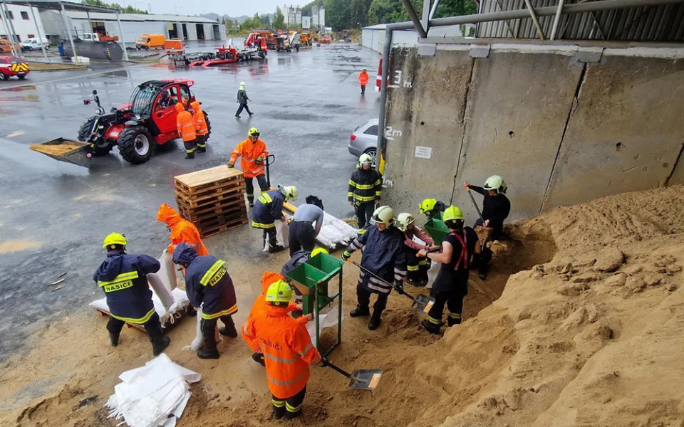 Hasiči nejen v Olomouckém kraji intenzivně pracují na přípravách pytlů s pískem