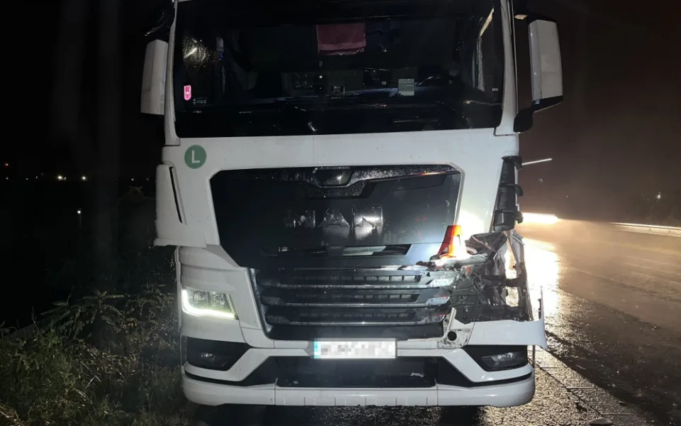 Nešťastný pátek třináctého. Na dálnici u Olomouce na stejném místě krátce po sobě nabouraly kamiony