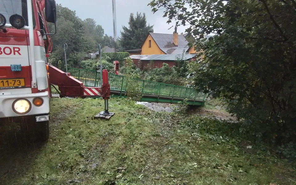 Hasiči odstraňují lávky přes řeku v Bělé pod Pradědem