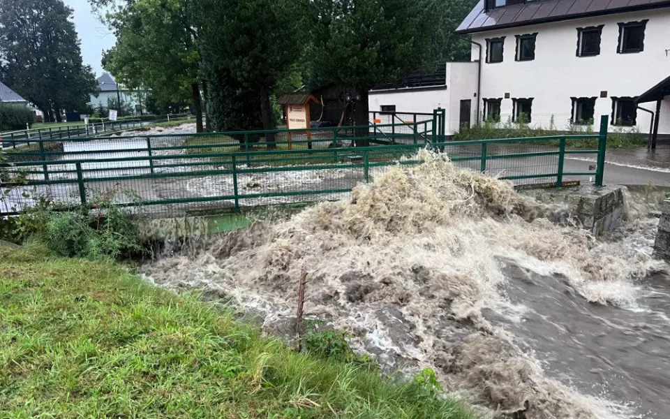 Na koho se při povodních obrátit? Obce i záchranáři zřizují infolinky