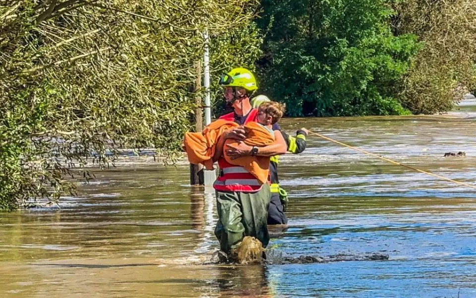 VIDEO: V Hanušovicích se protrhla hráz, vlna zaplavila město za pár minut. Lidé jsou uvěznění v domech