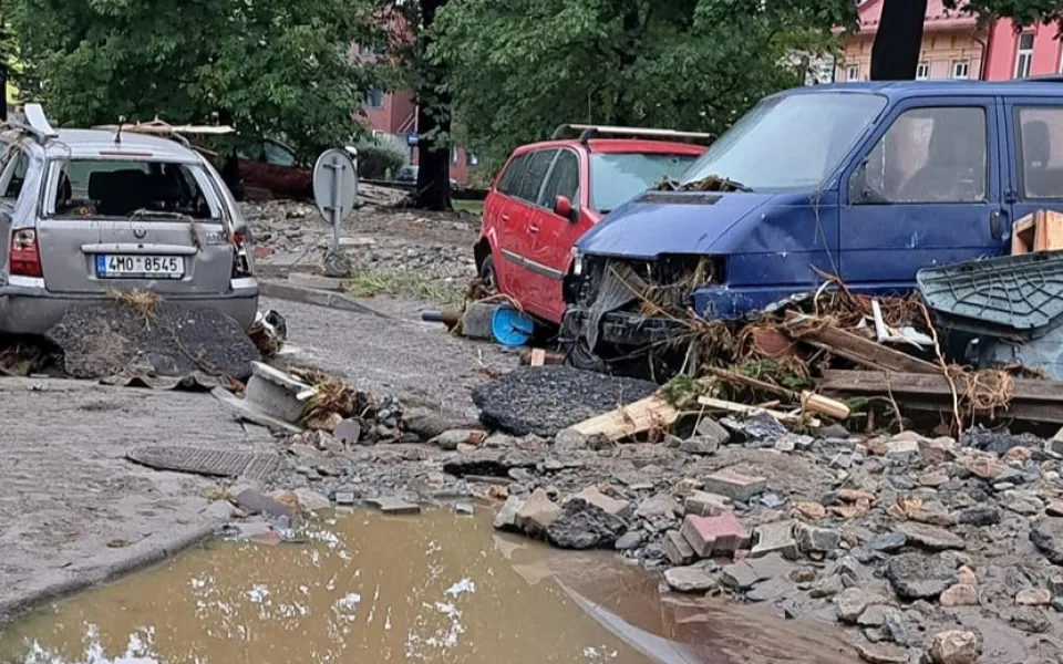 VIDEO: Byla to apokalypsa, popsala starostka Jeseníku povodňovou vlnu. Po náměstí plavala auta