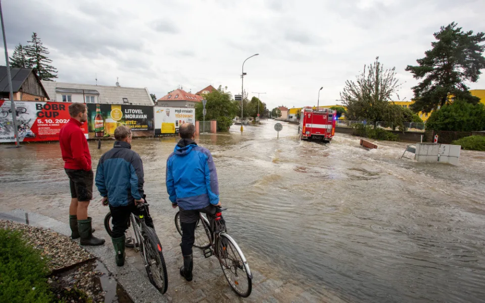 Zatopená ulice Palackého na příjezdu do Litovle