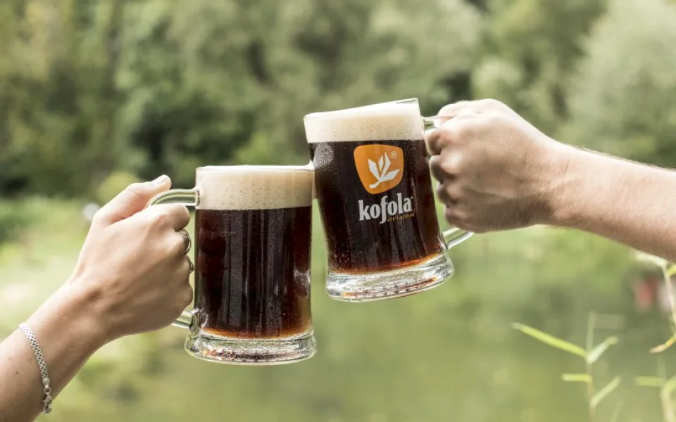 Voda zaplavila areál Kofoly v Krnově. Nerezové sudy unášel proud