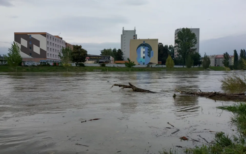 V Chomoutově už Morava překonala hráze a zaplavuje okolí. Na Olomouc se valí dvacetiletá voda