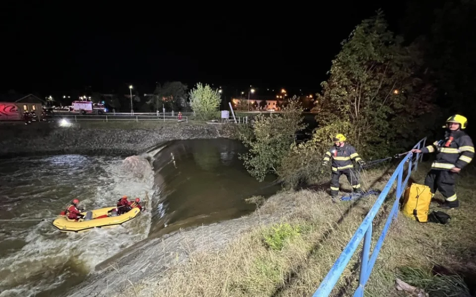 Dívky v řece hledal i vrtulník, oznamovatel si vše vymyslel