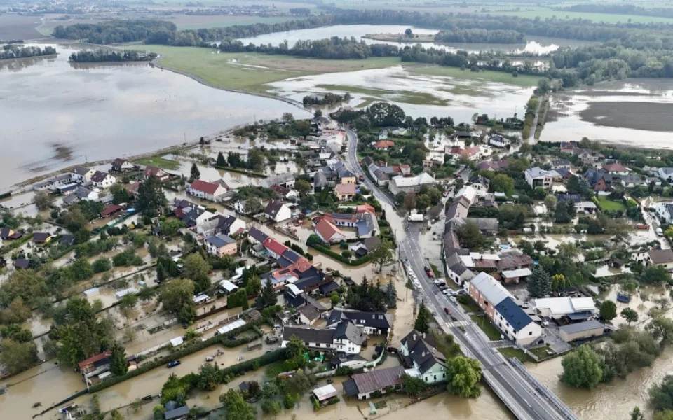 Řeka Morava v Olomouci vystrčila zuby, ale nekousla. Voda už opadá, Chomoutov je průjezdný.