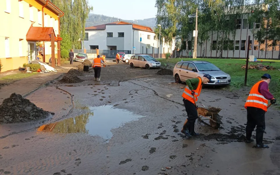 Vězni pomáhají s odklízením bahna a naplavenin také v Jeseníku