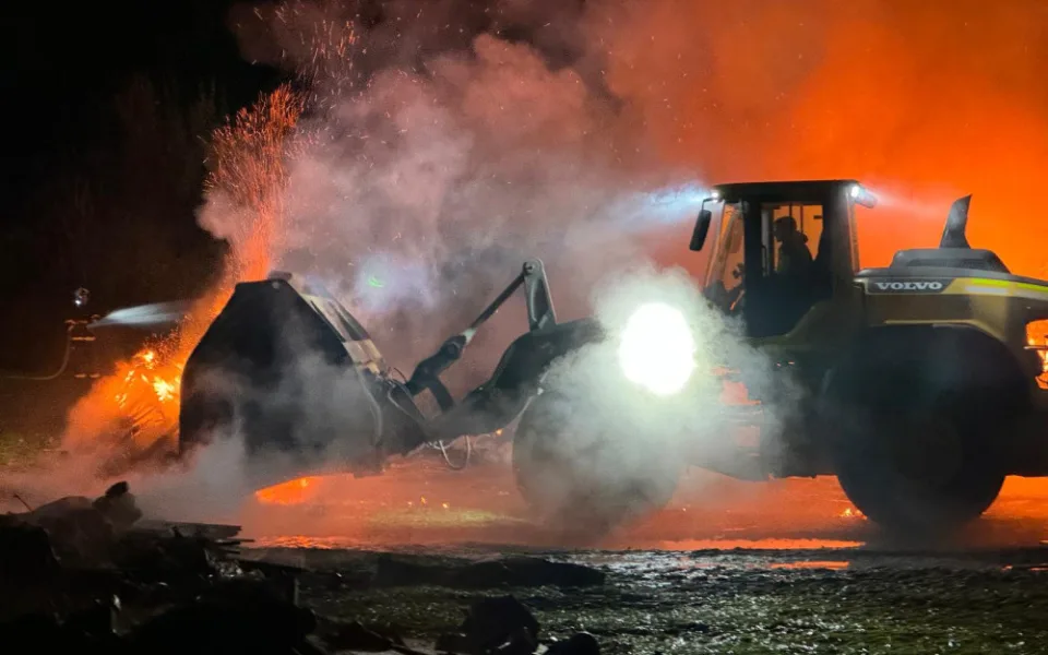 V Hanušovicích v noci hořela skládka zničených věcí ze´zatopených domů. Požár už je pod kontrolou