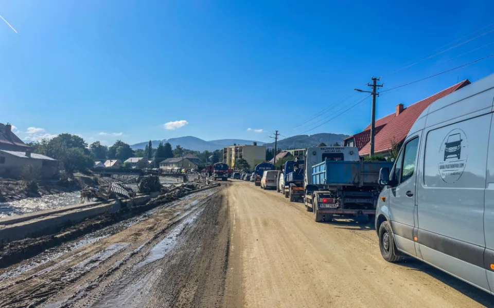 Hejtmanství omezilo přístup do Jeseníků. Míří tam mnoho dobrovolníků, vpustí je jen po registraci