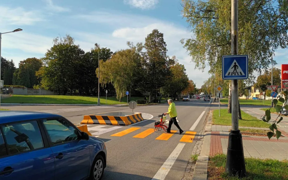 Kraj přechod zrušil, Přerov vzápětí vybudoval provizorní. Zmizel ovšem odbočovací pruh